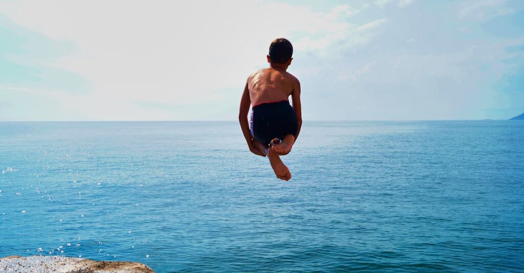 トランポリンを始める最適な年齢と、控えるべき発達状況やリスクの高いケースを詳しく解説