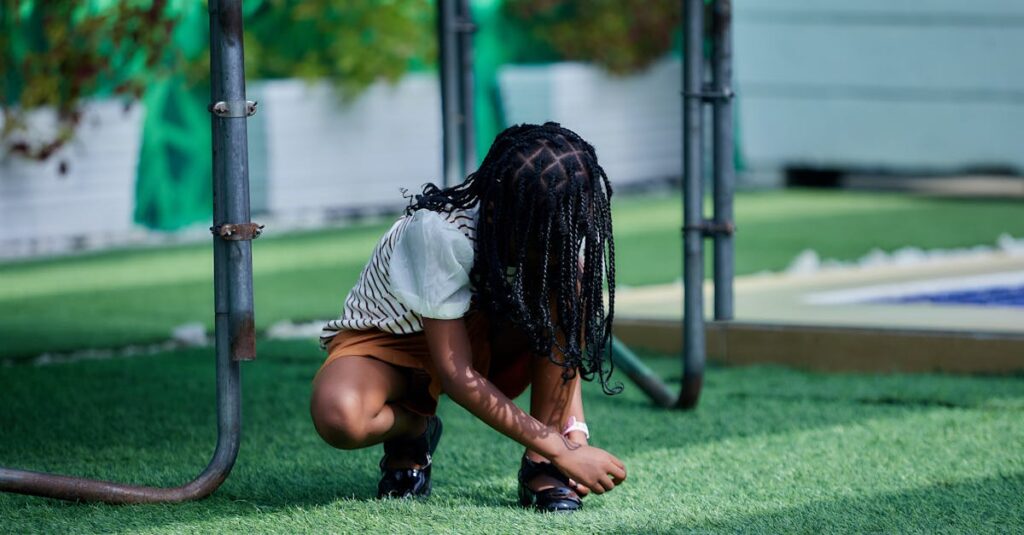 トランポリンパークで遊ぶ前に持ち物や服装をチェックする親子。靴下、タオル、水筒などの準備をして安全に遊ぶ様子。