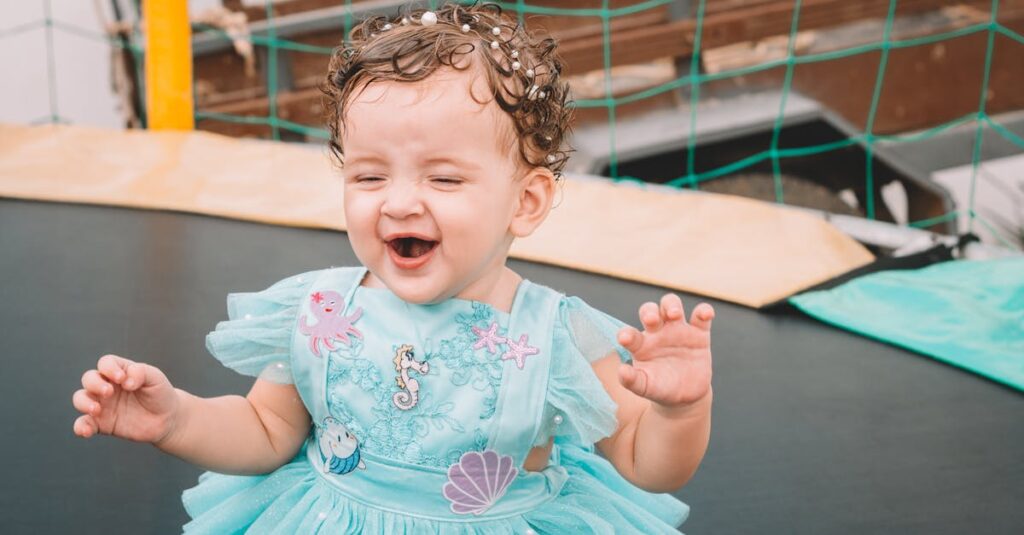 子どもや高齢者が安全にトランポリン運動を行う様子