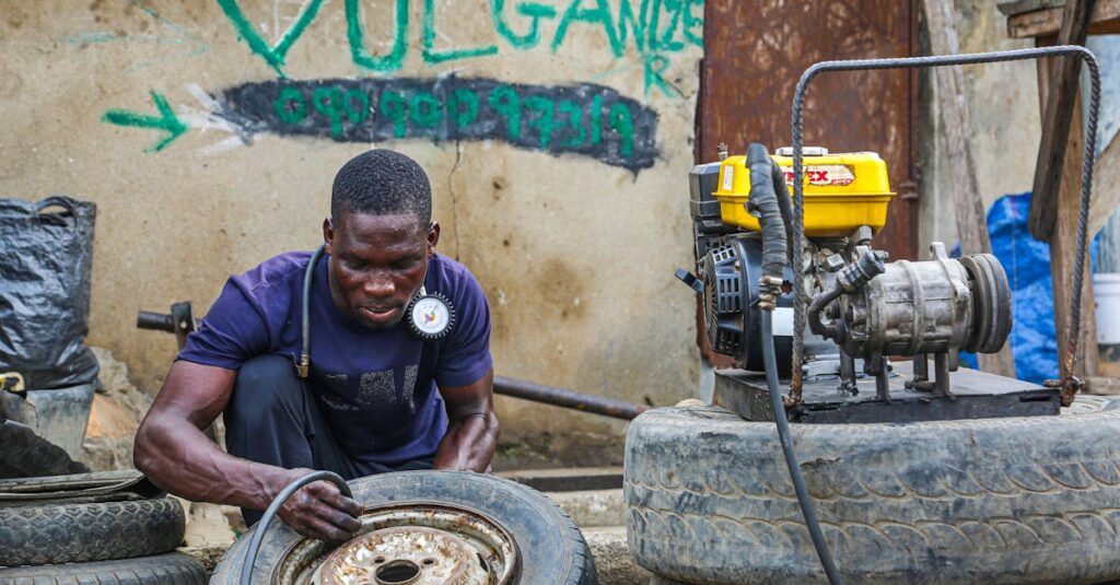 トランポリンネットの小さなほつれや裂けを応急処置するイメージ