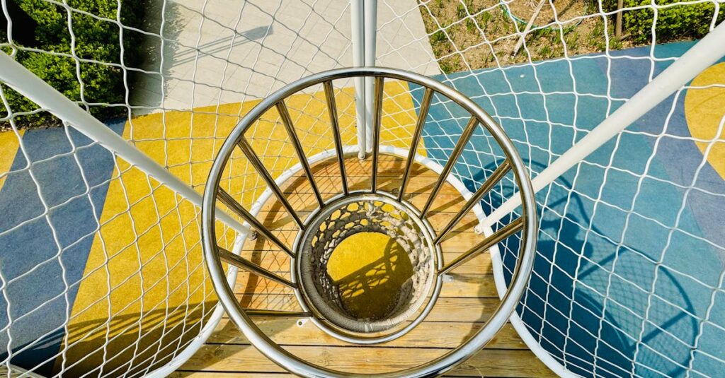 安全ネットなしで室内トランポリンで遊ぶ子どもの事故リスクのイメージ