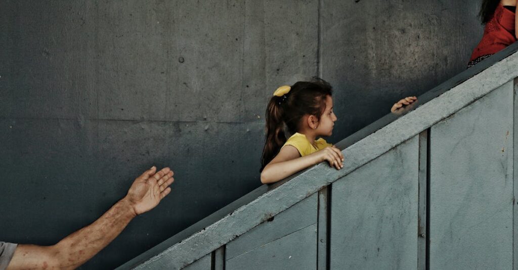 トランポリンの先生が子どもの上達方法を丁寧に説明する様子