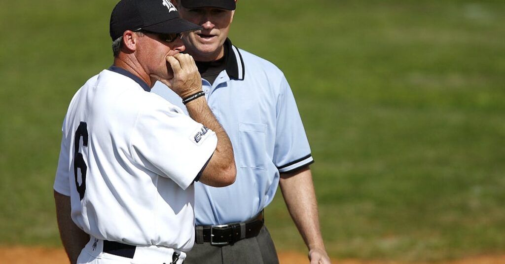 トランポリン教室で先生と相談する保護者