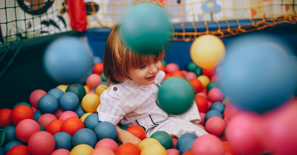 家庭用トランポリンは何歳から安全に使える?子どもの発達段階に合った使い方とリスクの違いを解説