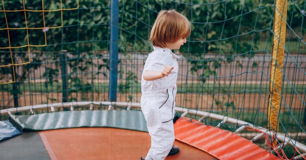 親子でトランポリン体験に適した服装を選んでいる様子