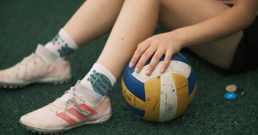 トランポリン専用の滑り止め付きグリップソックスを手に持っている様子