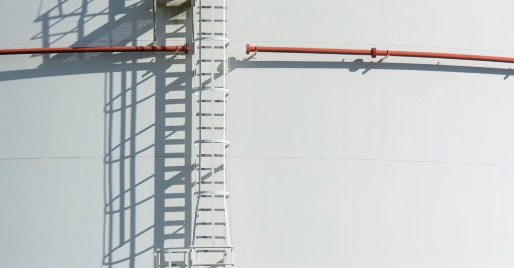 トランポリンラダーの設置安全確認と劣化チェックをしている親子のイメージ