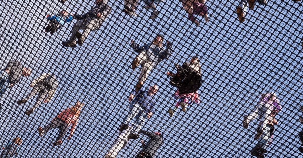 室内トランポリンで遊ぶ子どもが転倒する危険性を示すイメージ写真、安全ネットが未設置の状態