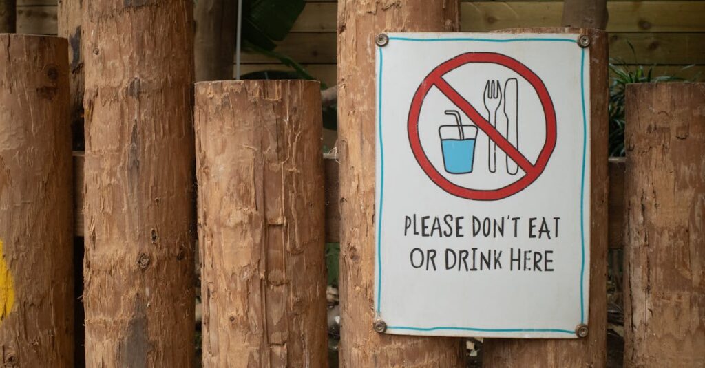 トランポリンパークのルールと制限を守る親子のイメージ画像。安全に楽しく遊ぶためのガイドラインを確認する様子。