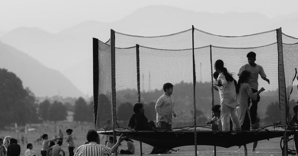 トランポリンのはしごを使って安全に登る子どもの様子