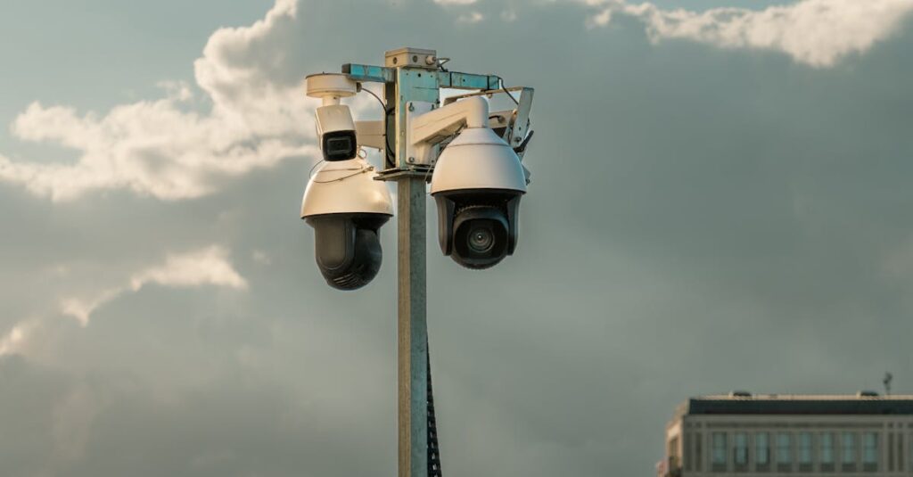 子どもが安全に遊べるようポールにスポンジカバーを付けた家庭用トランポリンの様子