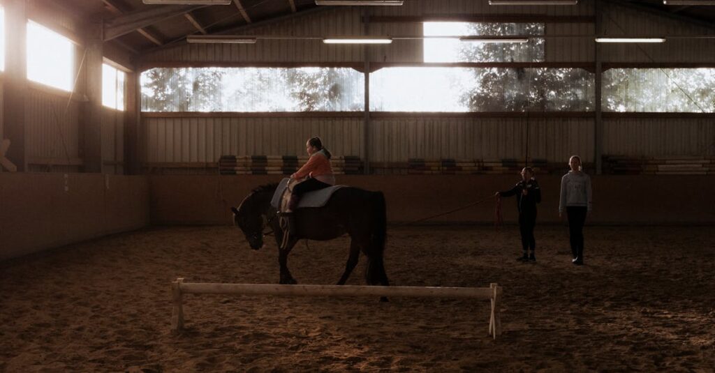 トランポリン教室で年齢別に安全とカリキュラムを確認する保護者の様子