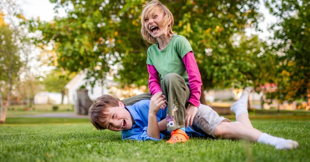トランポリンパークのオリジナル靴下を購入する子どもたち。収益とブランディング戦略の一環として靴下販売を紹介する場面。