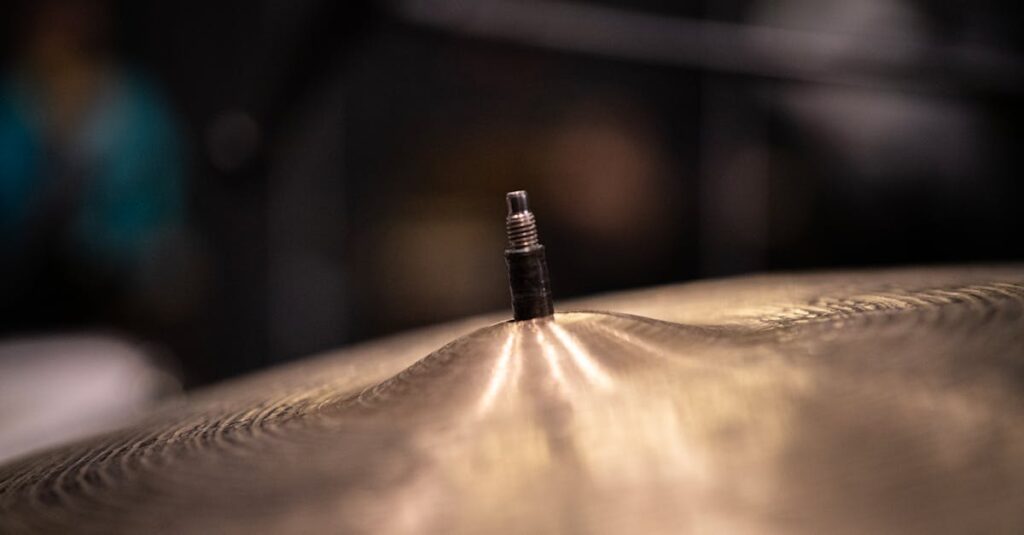 トランポリンによる衝撃音や振動が床や建物に伝わる様子を示すイメージ。保育園では防音対策が不可欠。