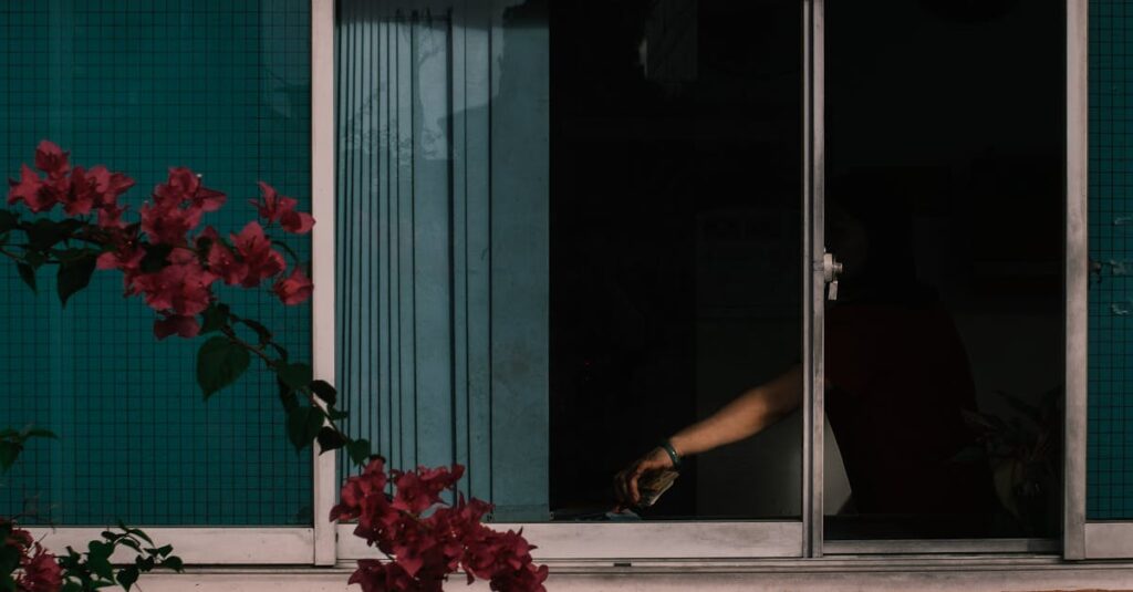 静音タイプ安全ネット付き室内トランポリンで子どもが遊ぶイメージ