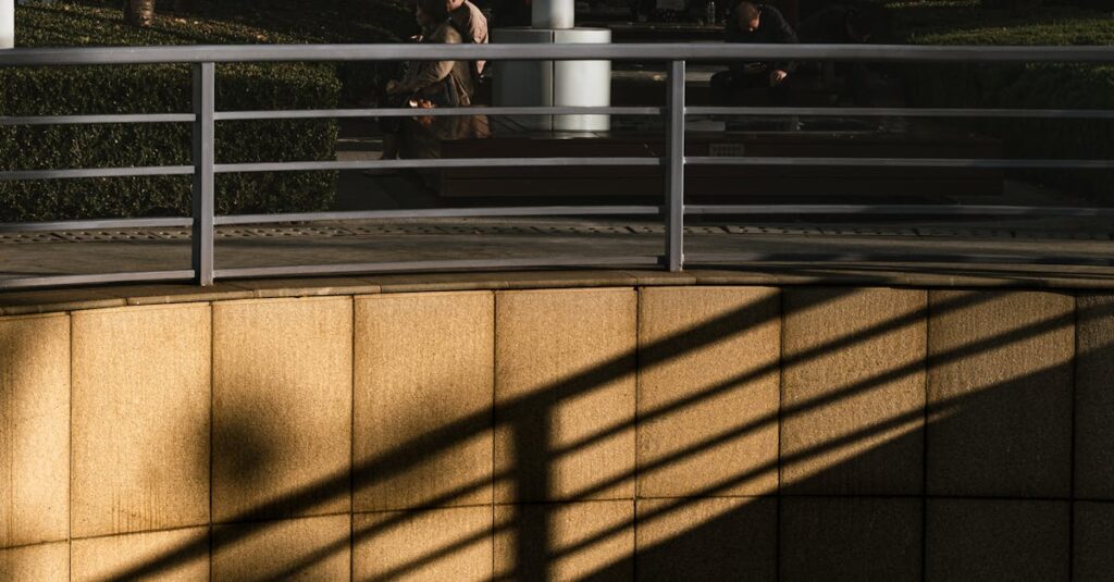 トランポリンパークで遊ぶ前に持ち物や服装をチェックする親子。靴下、タオル、水筒などの準備をして安全に遊ぶ様子。