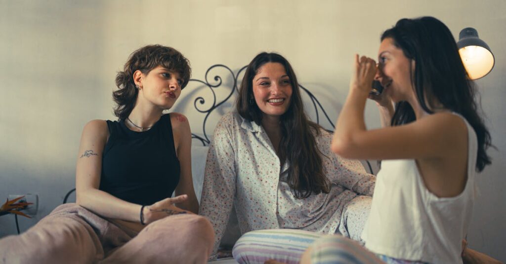 室内でトランポリンを楽しみながら笑顔の子どもと大人の様子を表す画像