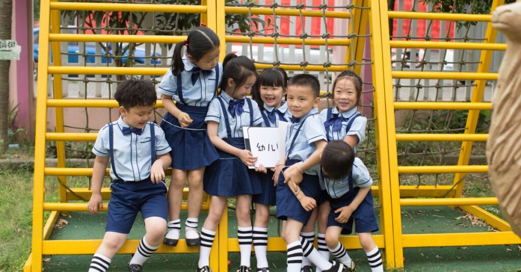 トランポリンのはしごを使って安全に登る子どもの様子