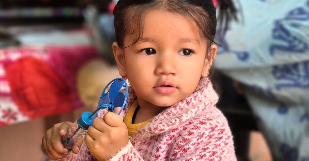 自宅で家族や子どもと安全にトランポリン遊びを楽しむ様子、低めのジャンプと安全ネット設置を図解