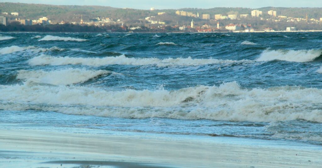 トランポリンのポールに取り付けられた高密度スポンジカバーの安全対策イメージ