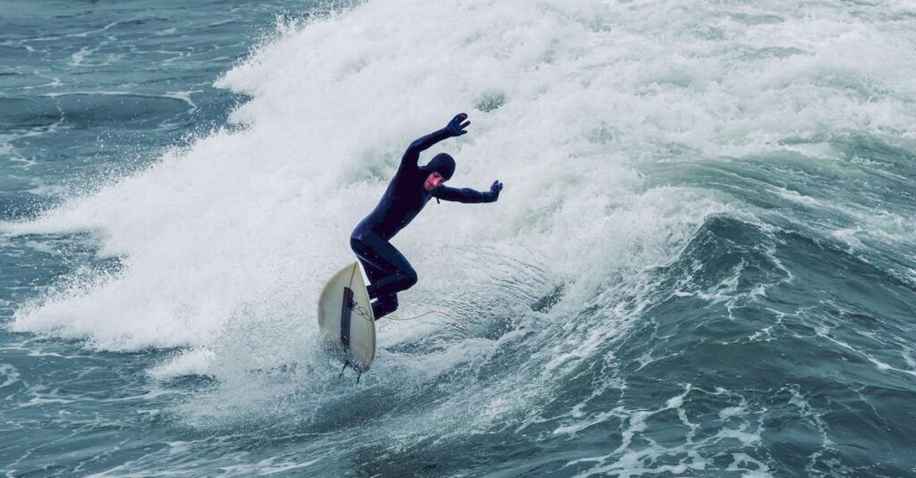 トランポリンのポールにスポンジカバーを取り付ける手順を説明しているイメージ