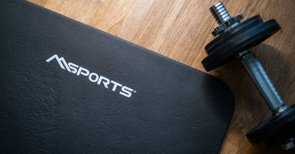 トランポリンの床傷防止のためにマットや保護シートを敷いた設置例