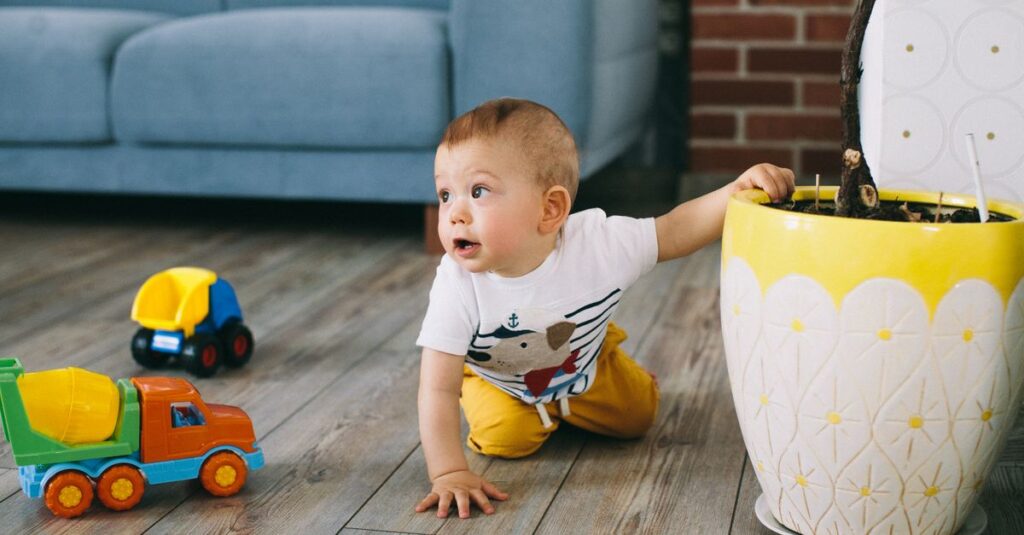 子どもが室内で安全に小型トランポリンを楽しむ様子