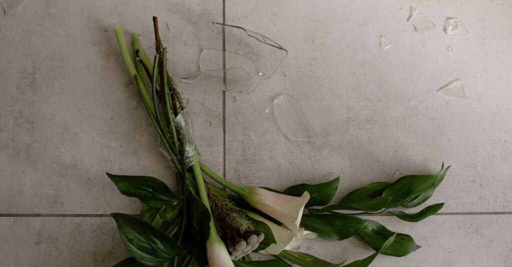 室内でトランポリンを使う子どもが転倒・衝突するリスクを説明するイメージ、安全ネットの有無がカギ