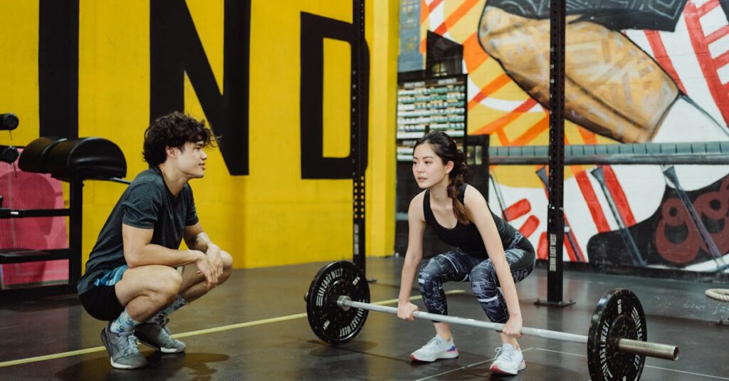 スポーツクラブでトランポリンを教えるコーチと子どもの指導風景