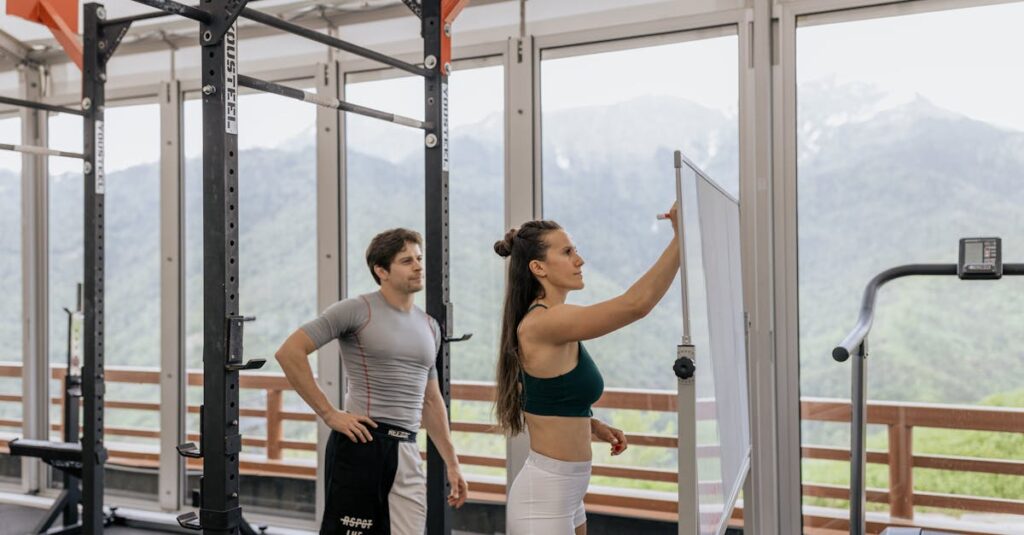 スポーツクラブでトランポリンを教えるコーチと子どもの指導風景