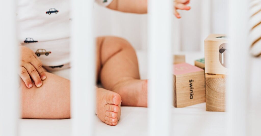 家族が室内で安全にトランポリンを楽しむための床保護と快適な環境のイメージ