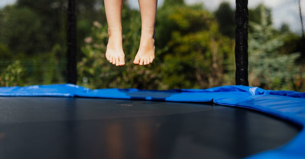 室内でトランポリンを楽しみながら笑顔の子どもと大人の様子を表す画像