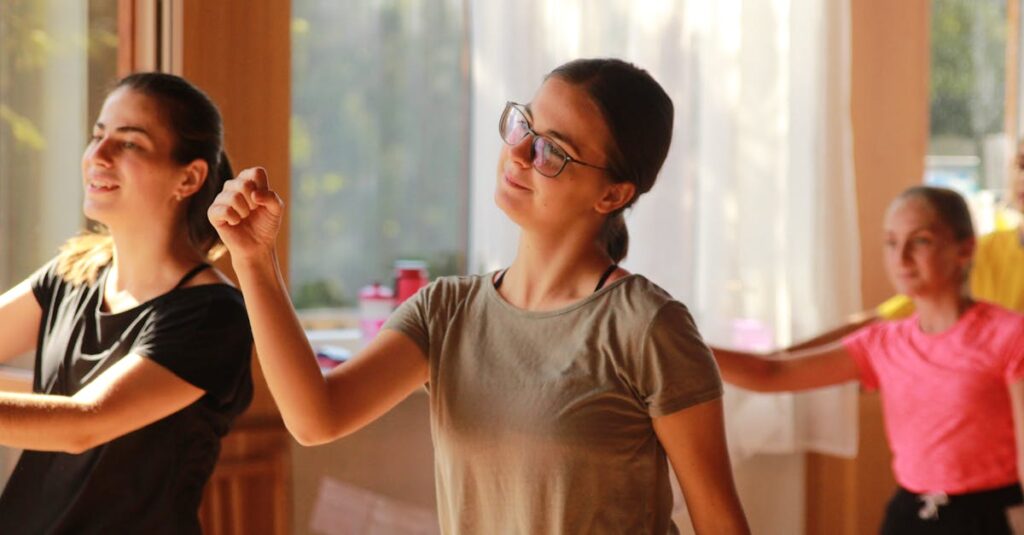 トランポリン教室で笑顔で指導する先生と楽しそうに跳ぶ子ども