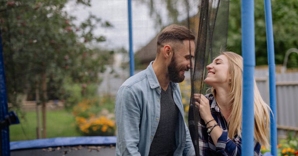 トランポリンを折りたたんで収納する方法を示す画像。安全に収納して省スペース化している様子。