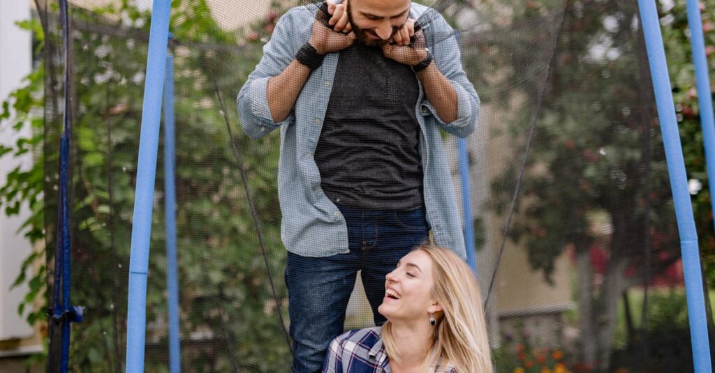 破れたトランポリンネットの安全確保策のイメージ