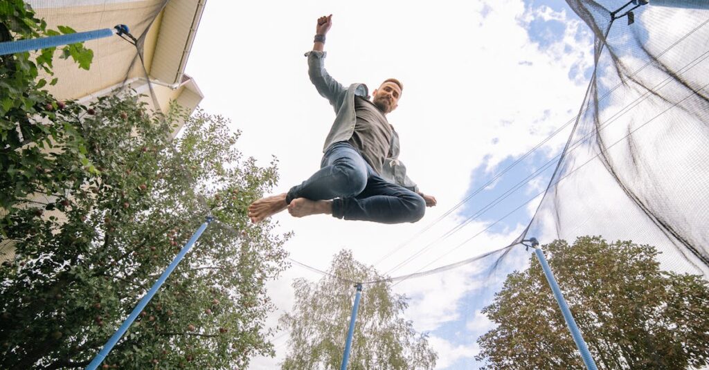 保育園で安全にトランポリンを使用して遊ぶ子どもたち、室内の運動環境