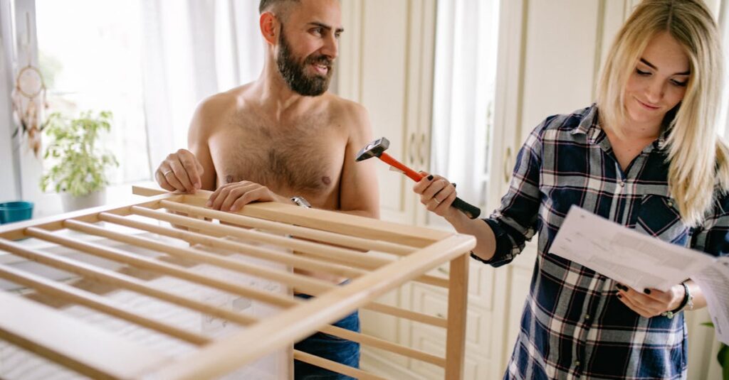 トランポリン組み立てを二人で協力して行う様子。フレームとバネを分担して安全に作業。