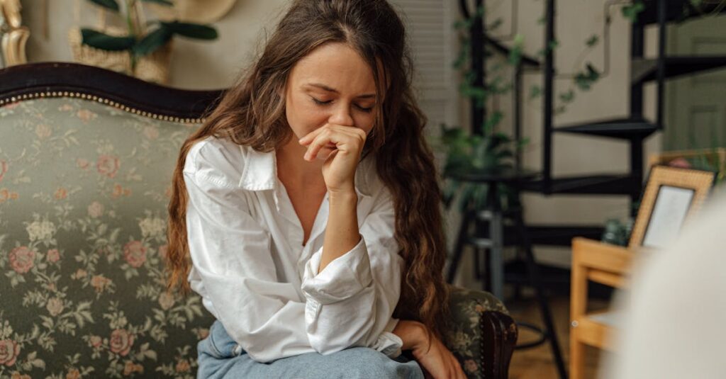 個人運営のトランポリン教室で子どもに丁寧に指導する先生