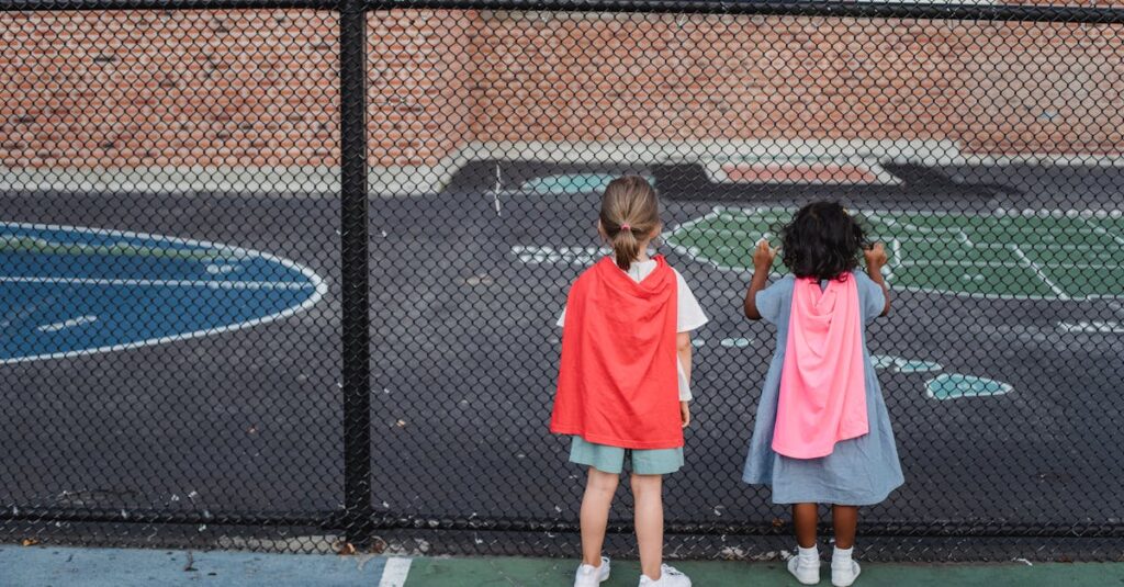 保育園でトランポリン導入前にチェックリストを確認する保育士と園児の様子