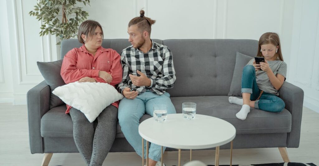 家庭で安全ネット付き室内トランポリンを安全に楽しむ子どもと保護者のイメージ