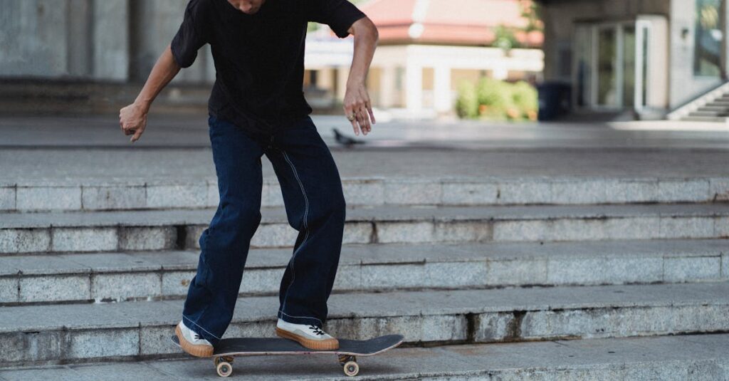 トランポリンで全身運動をしている人物のイメージ写真