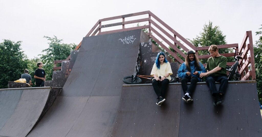 トランポリンパークで体重制限がある大人が他のアクティビティで遊んでいるイメージ。ボルダリングやバスケットボールで安全に楽しむ様子。