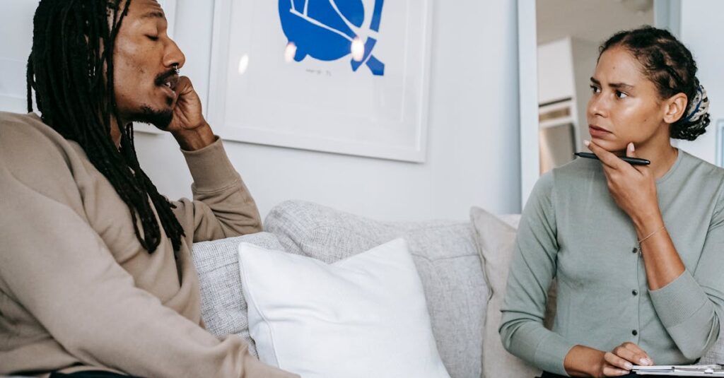 トランポリンの先生が子どもへの指導方法を説明する様子