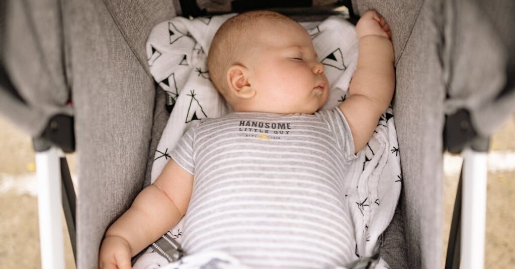 トランポリン施設の入口でベビーカーを押している家族の様子