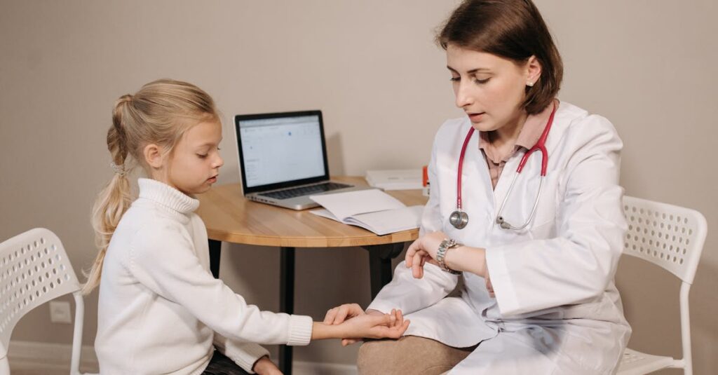 安全ネット付き室内トランポリンで全身運動を楽しむ子どものイメージ