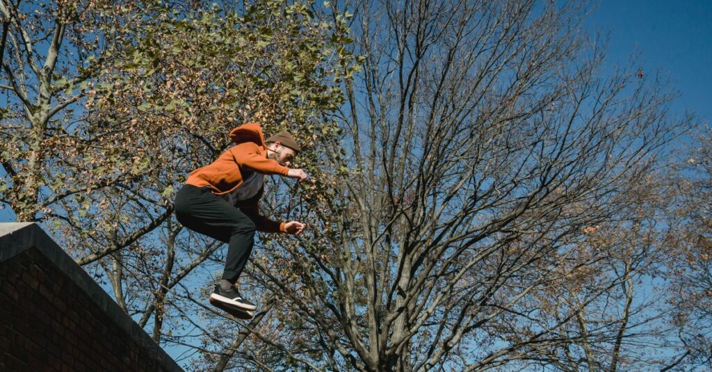 トランポリンで全身運動をしている人物のイメージ写真