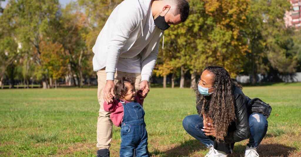 家族がトランポリンパークで安全に遊んでいる様子。子どもも大人も制限を守りながら楽しむイメージ。