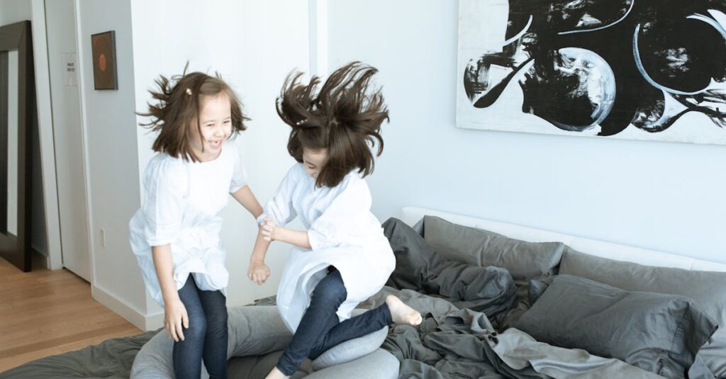 子どもがトランポリンで遊ぶ際の部分的なネット破れのイメージ