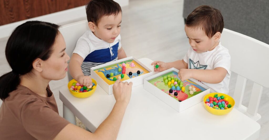 親が室内トランポリンで子どもを見守る様子、安全対策と設置環境をチェックするイメージ