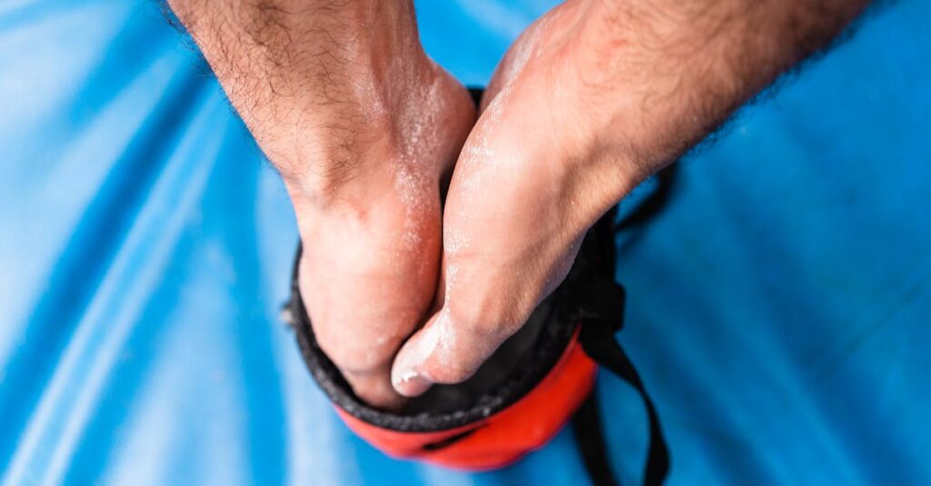 トランポリンのポールにスポンジカバーを取り付ける手順を説明しているイメージ